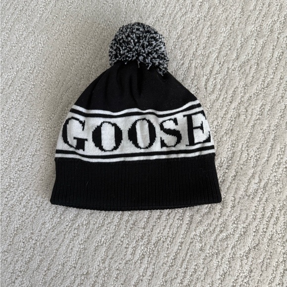 Canada Goose Kids Merino Wool Pom Beanie Logo Toque 6959K $85 - Picture 1 of 9